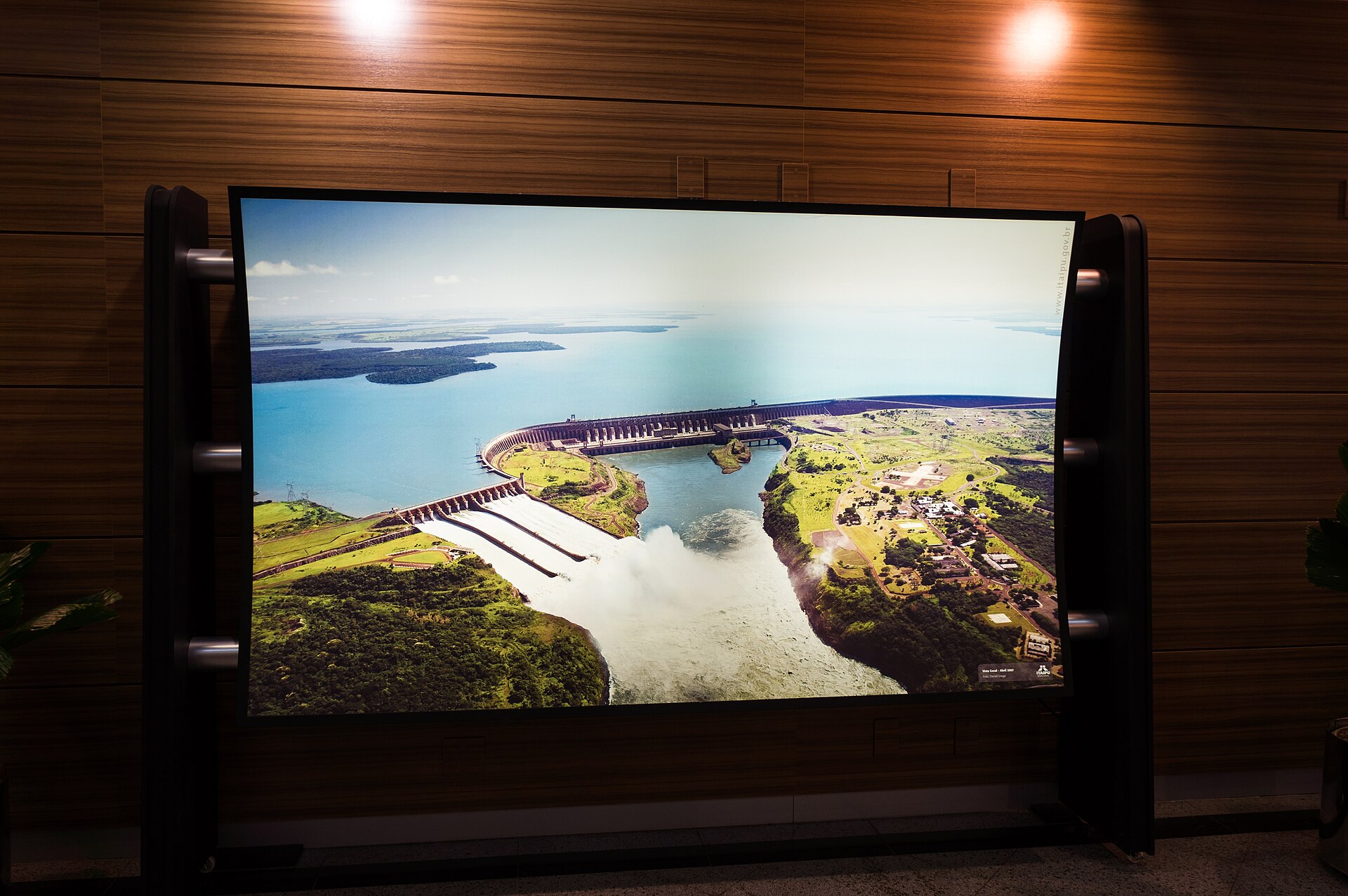 Vista aérea da usina de Itaipu com o vertedouro aberto
