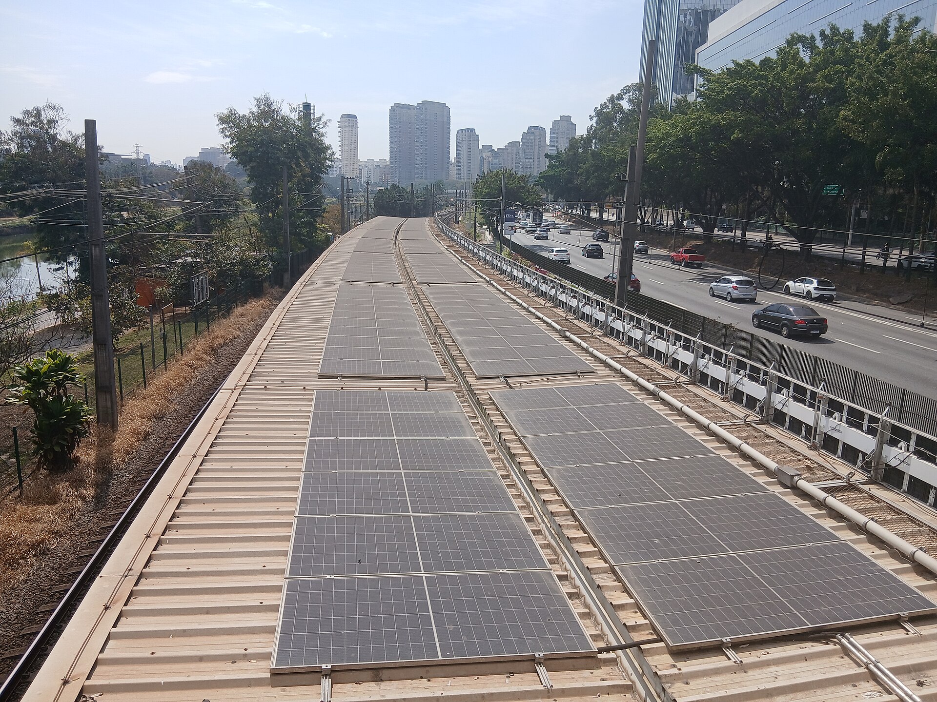 Painéis solares instalados sobre um telhado