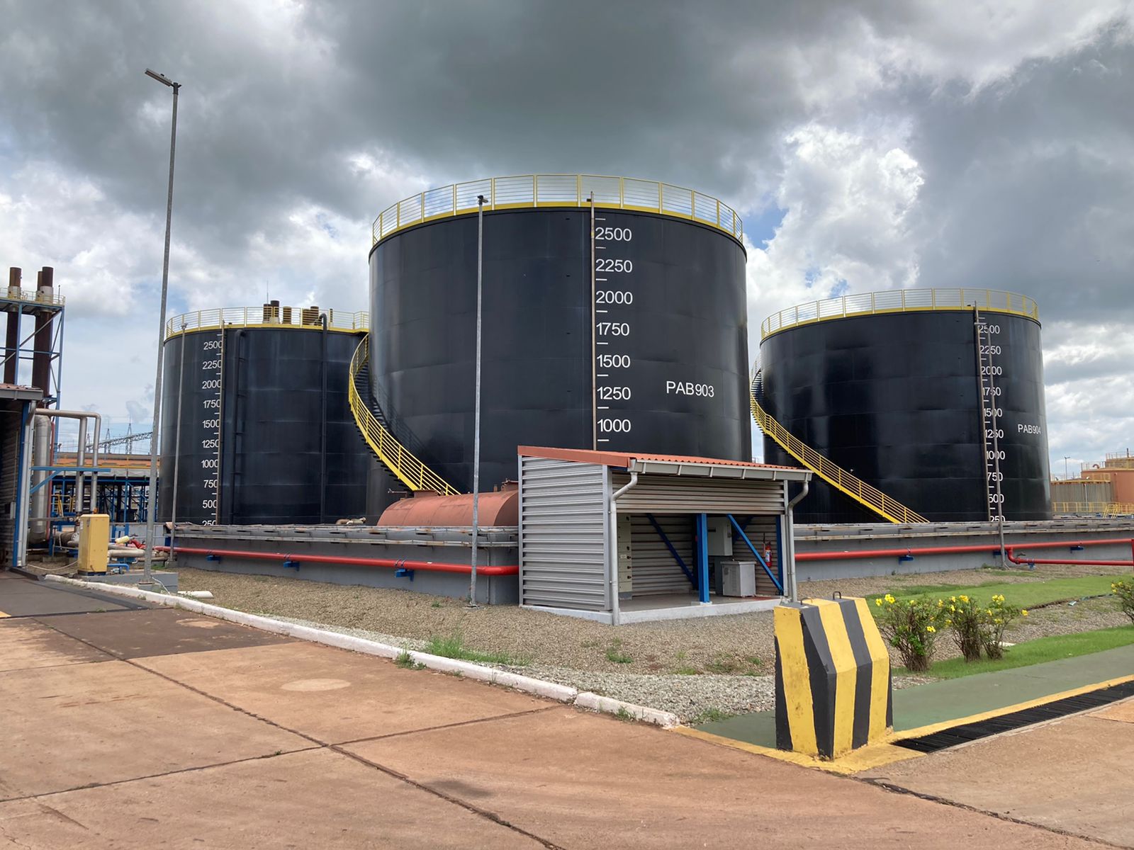 Tanques de combustível de uma usina termelétrica