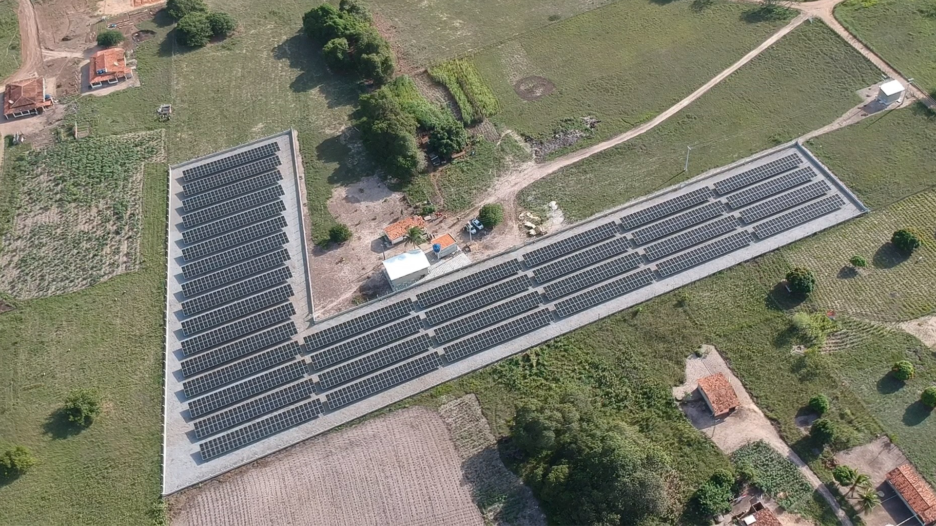 Vista aérea de uma usina solar com fileiras de painéis