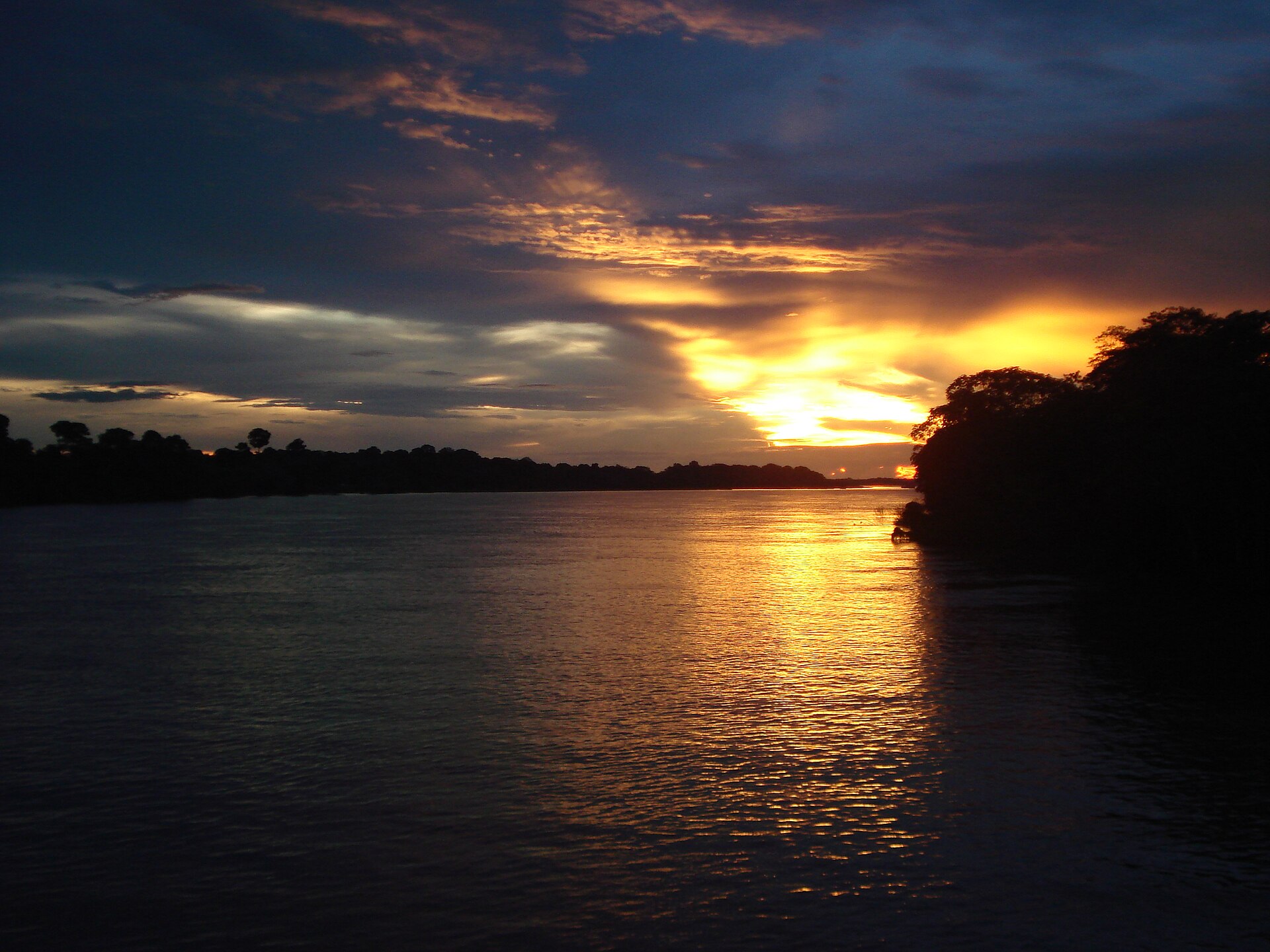 Pôr do sol sobre o rio Solimões, com a floresta nas margens