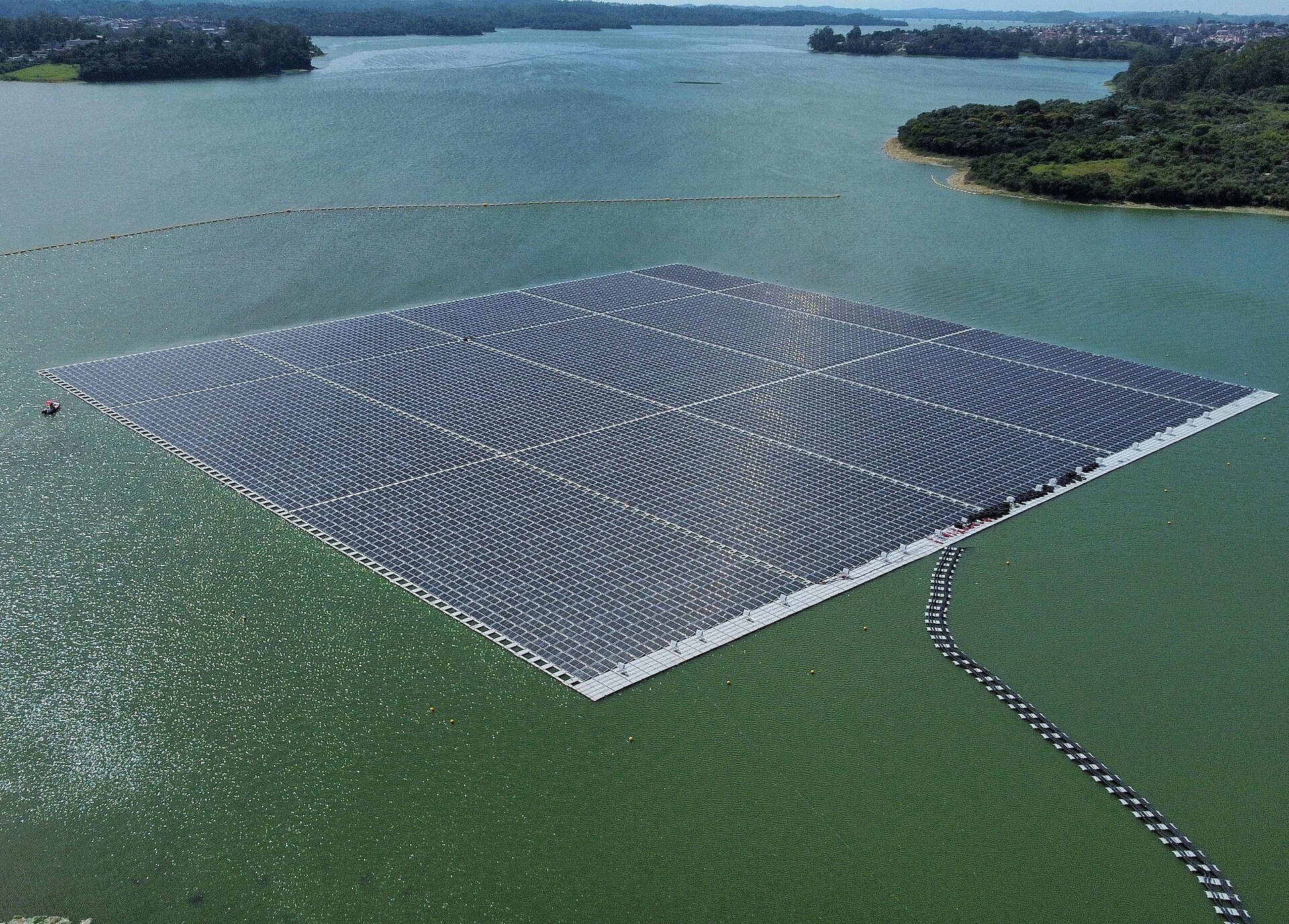 Usina solar flutuante sobre a água de um reservatório